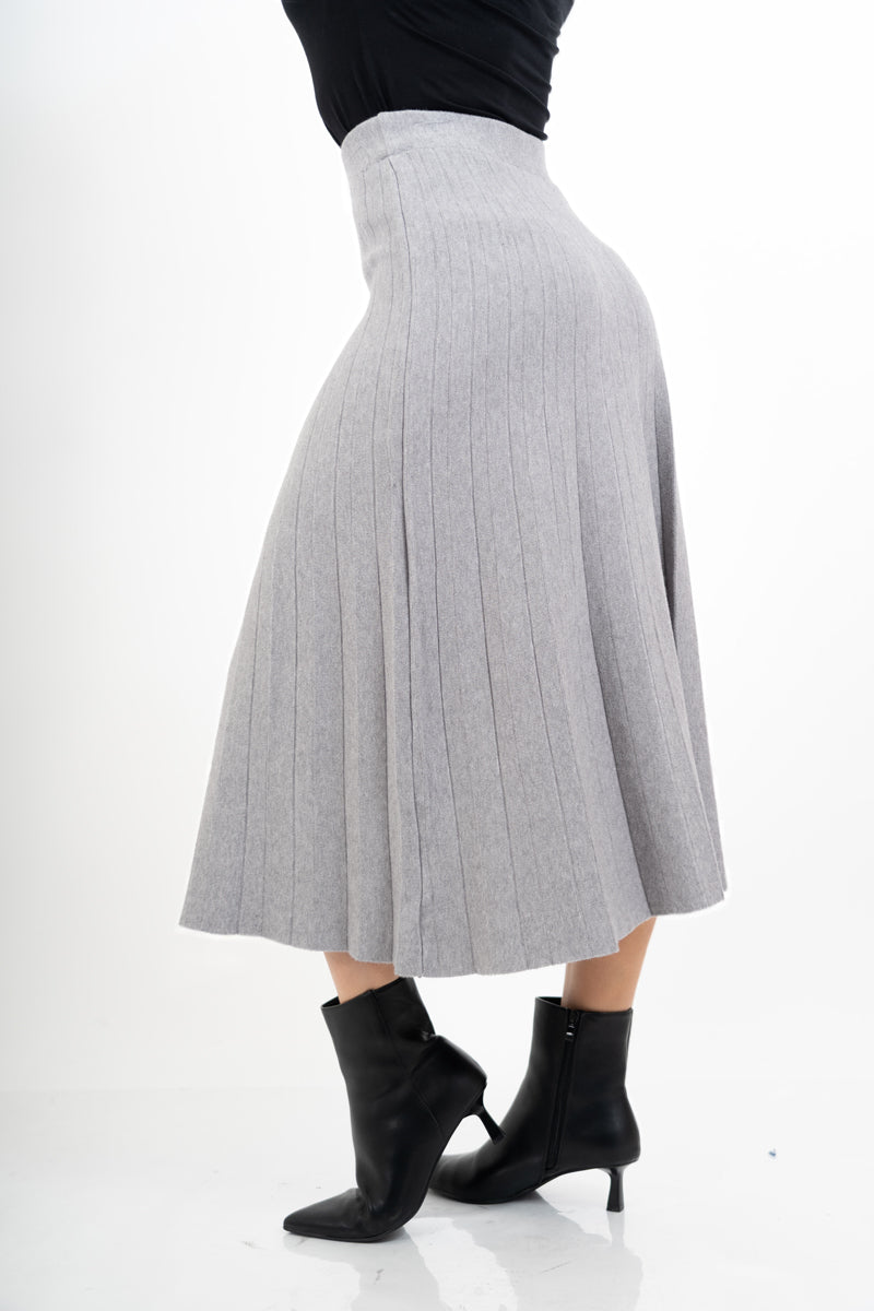 modella indossando Gonna Soft Pleat in maglia plissé colore