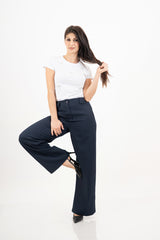 modella indossando T-shirt in cotone elasticizzato con applicazioni gioiello fiocco colore