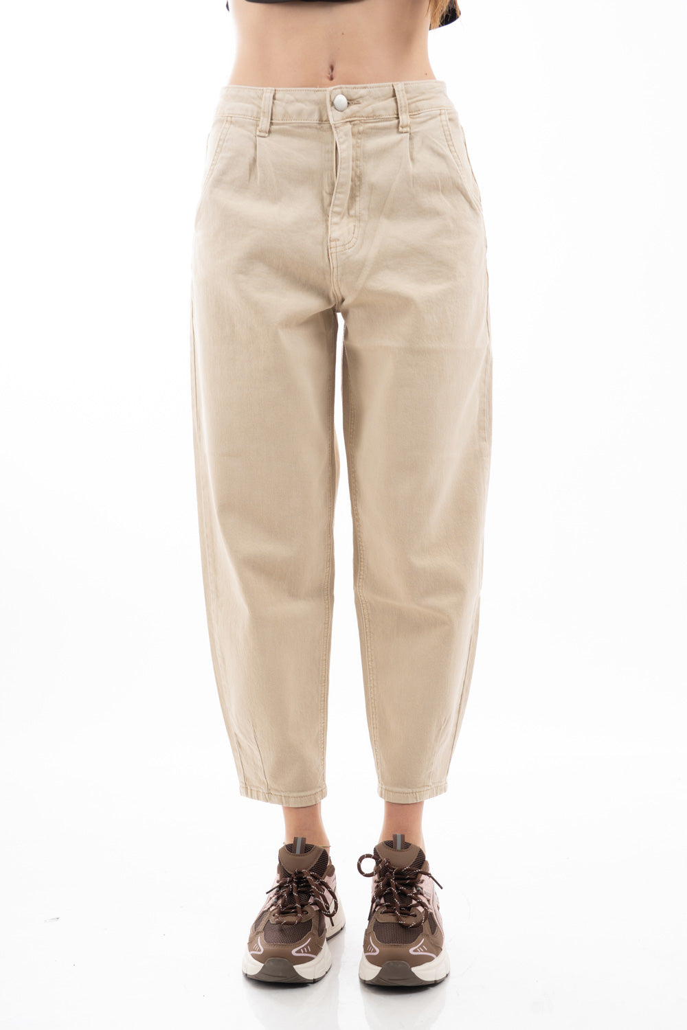 modella indossando Jeans balloon in denim elasticizzato con gamba curva colore