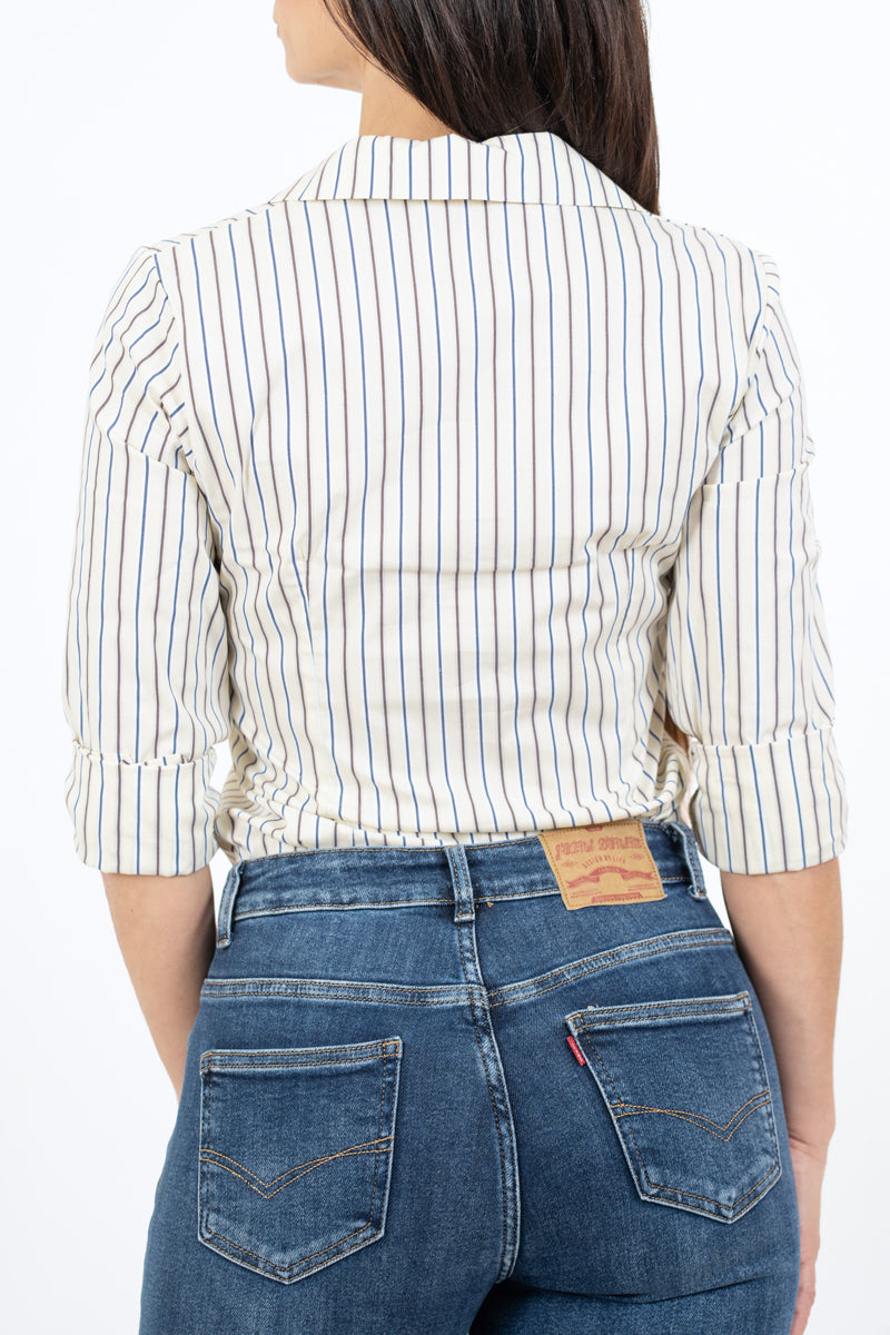 modella indossando Camicia rigata avvitata in cotone – giallo colore