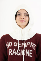 modella indossando Balaclava in maglia con coulisse regolabile Made in Italy colore PANNA Unica