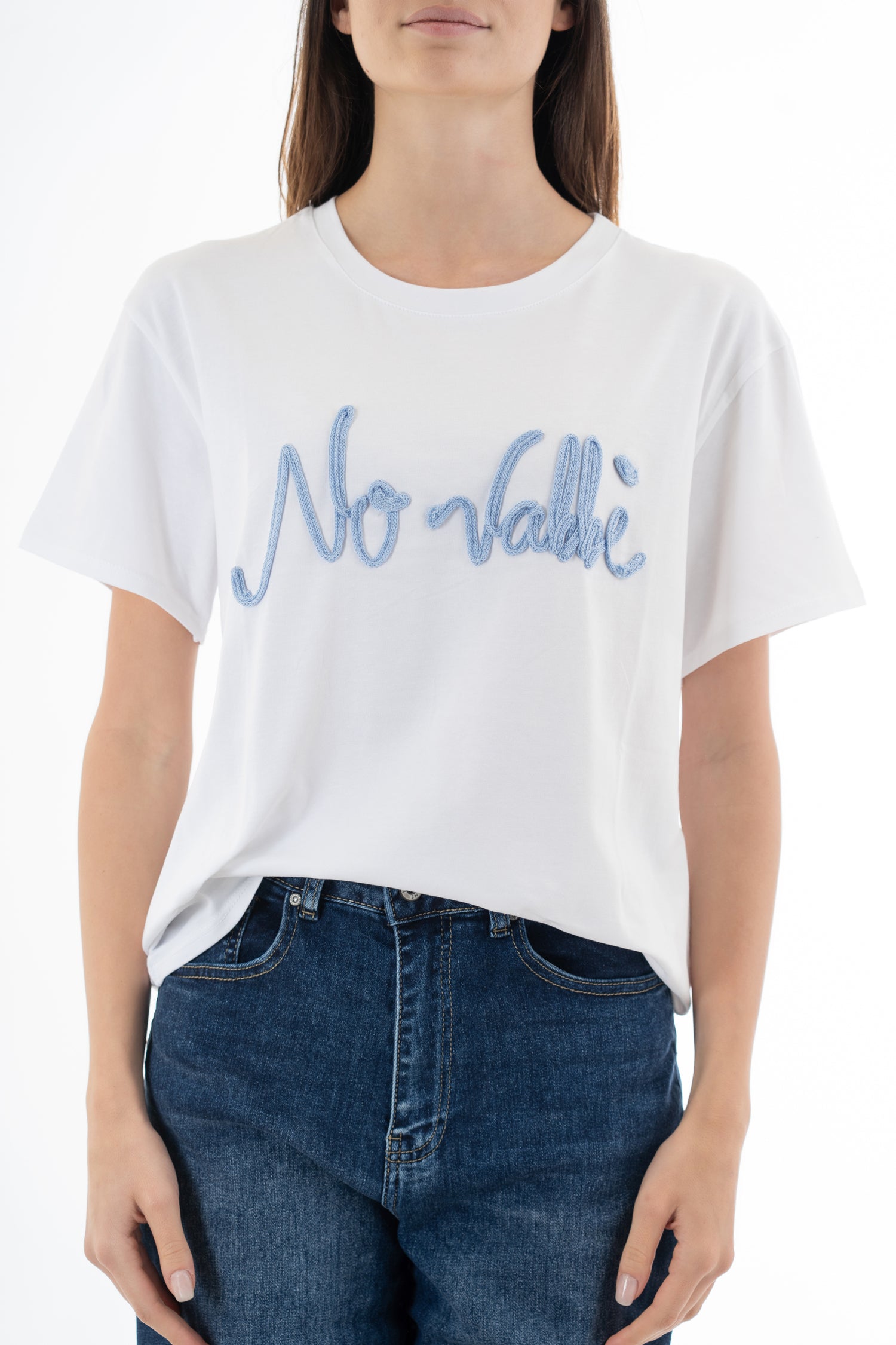 modella indossando T-shirt in cotone elasticizzato con scritta No Vabbè applicata in rilievo colore Bianco-celeste Unica