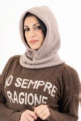 modella indossando Balaclava in maglia morbida Made in Italy colore Fango Unica