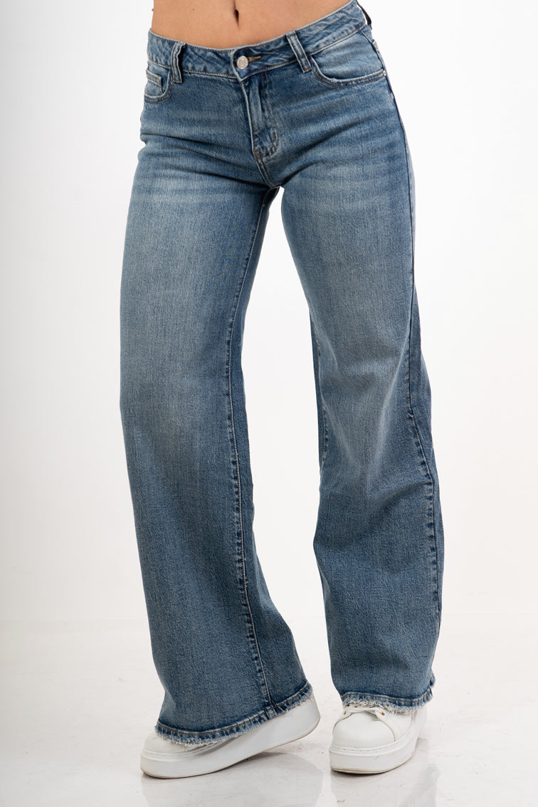 modella indossando Jeans straight leg in denim morbido con fondo used colore