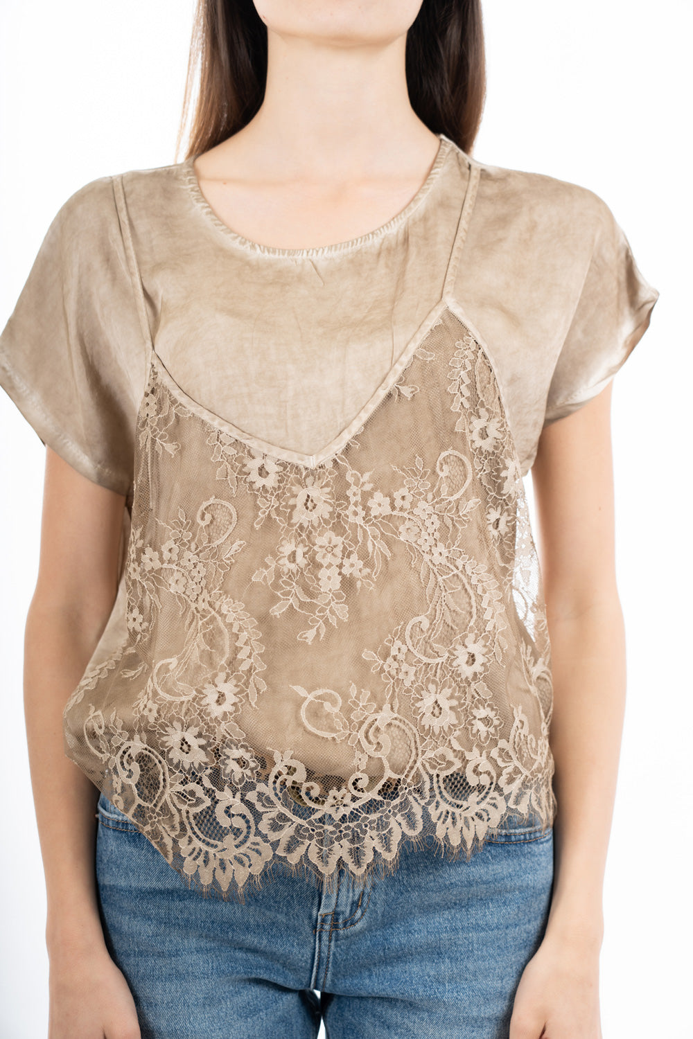 modella indossando Maglia in viscosa effetto doppio strato con top in pizzo colore Camel Unica