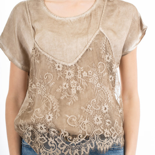 modella indossando Maglia in viscosa effetto doppio strato con top in pizzo colore Camel Unica