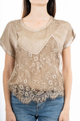 modella indossando Maglia in viscosa effetto doppio strato con top in pizzo colore Camel Unica