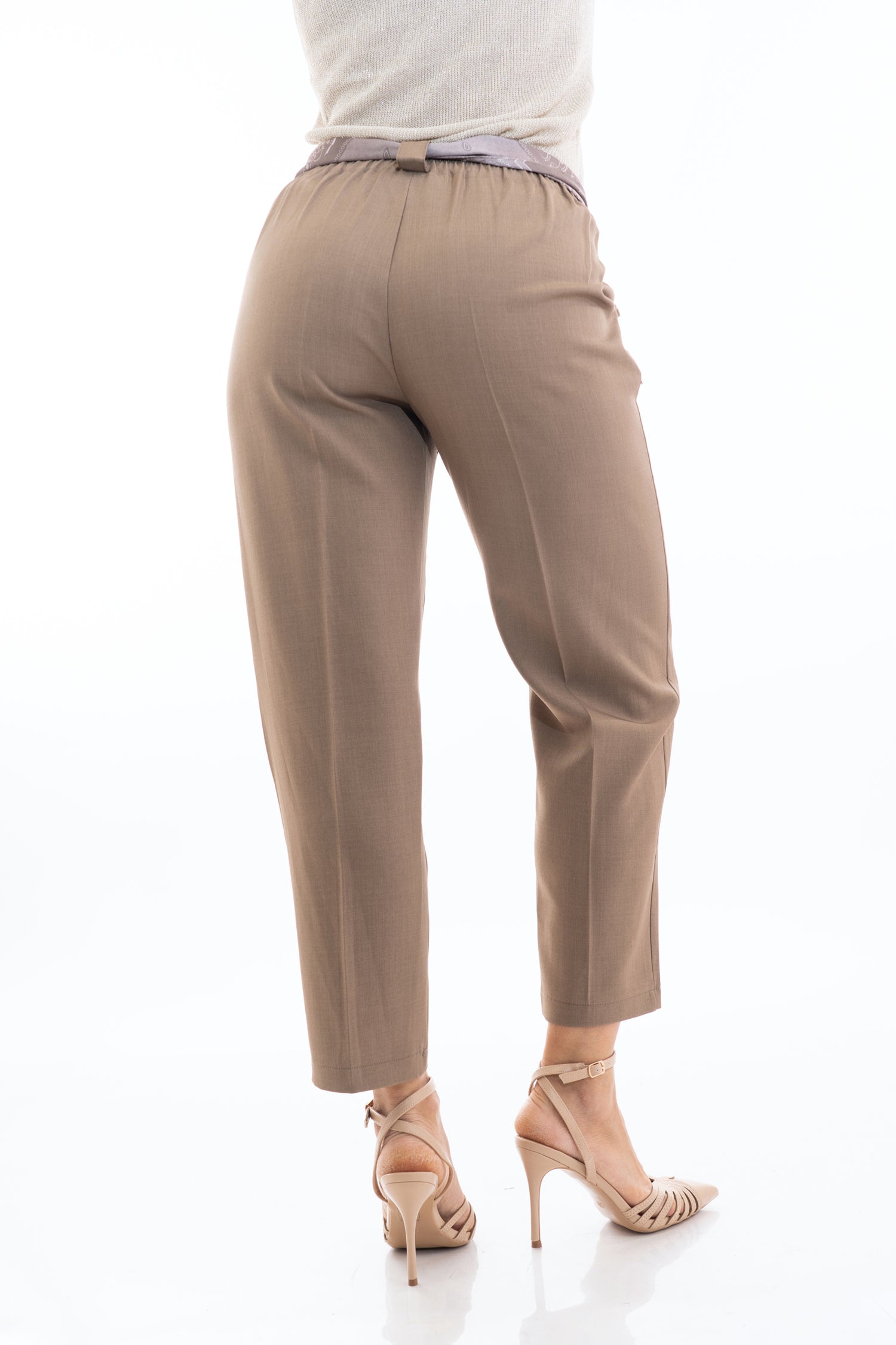 modella indossando Pantalone cropped in tela fluida mélange fango con cintura foulard colore