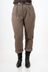 modella indossando Pantalone in panno fantasia pied de poule marrone con cintura colore