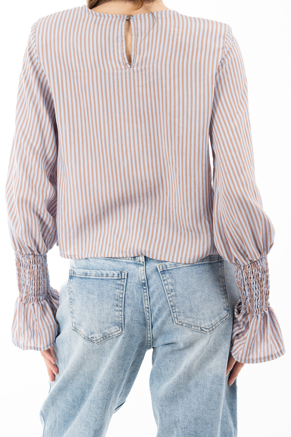 modella indossando Blusa rigata in viscosa con manica balloon e polso smock colore