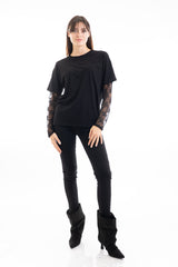 modella indossando Maglia over in cotone elasticizzato con manica lunga in pizzo colore
