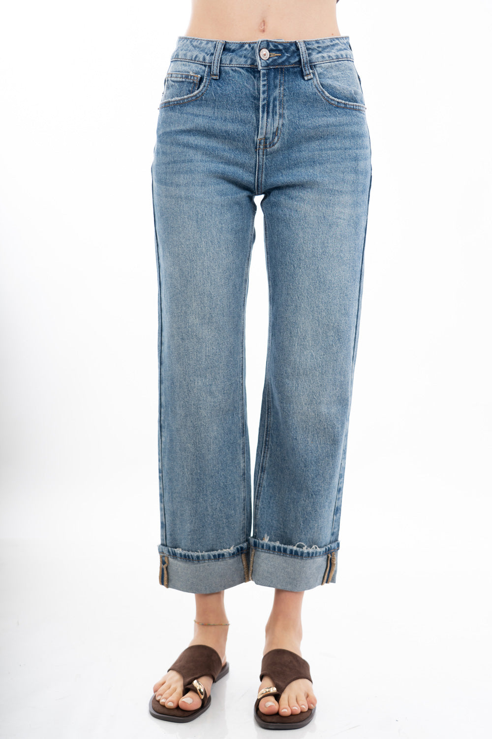 modella indossando Jeans blu straight a vita alta con risvolto in denim leggero colore Denim Medio