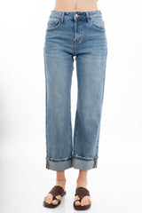 modella indossando Jeans blu straight a vita alta con risvolto in denim leggero colore Denim Medio