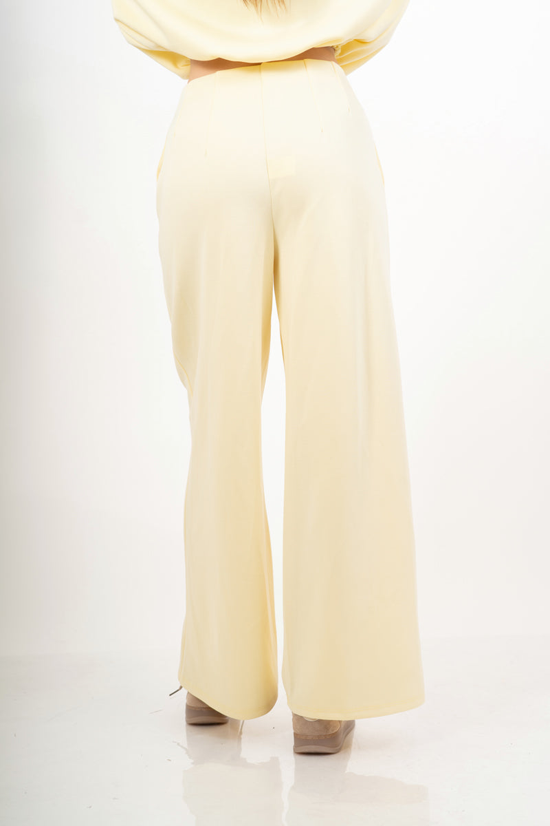 modella indossando Pantalone palazzo in felpa elasticizzata con nervio centrale colore