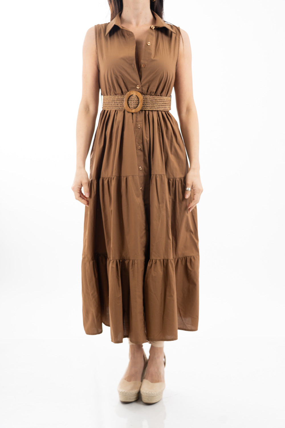 modella indossando Abito camicia lungo smanicato in cotone con balze e cintura intrecciata colore Cuoio Unica
