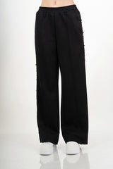 modella indossando Completo tuta con applicazioni gioiello e pantalone palazzo colore