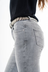 modella indossando Cintura elastica con placche metalliche sovrapposte effetto scaglie colore