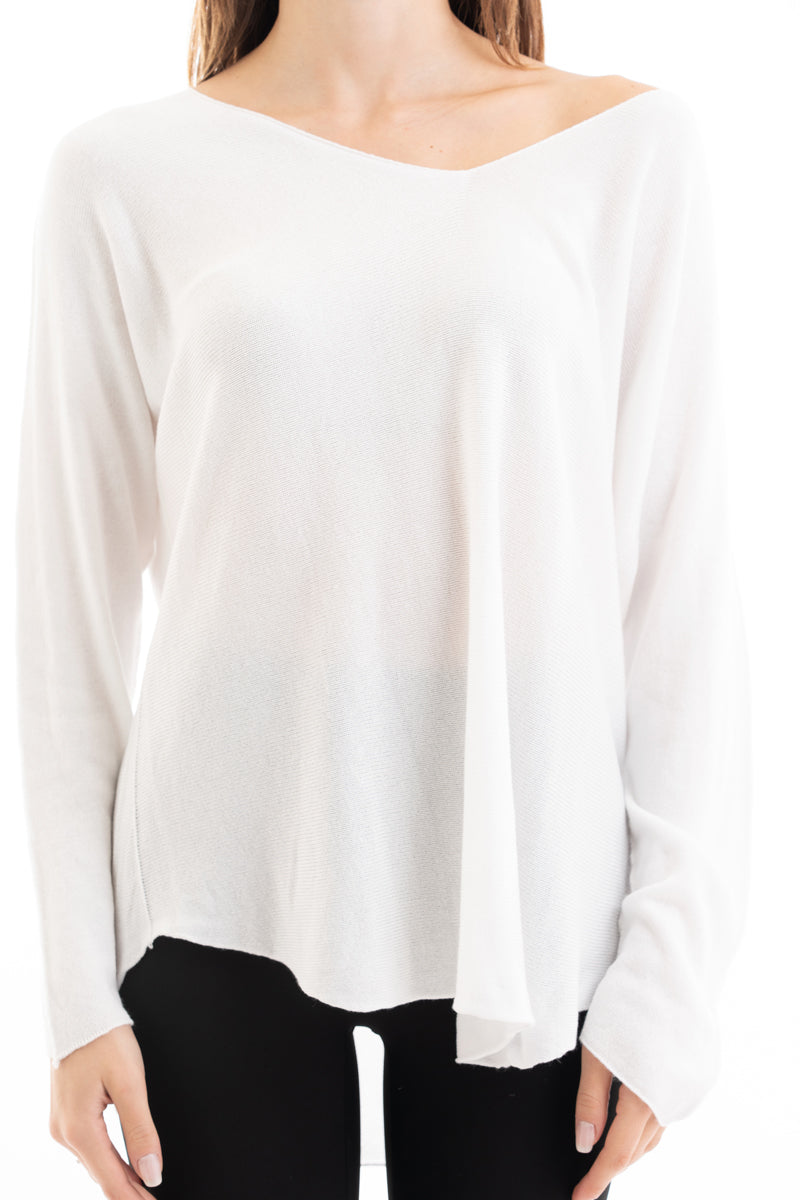 modella indossando Maglia over scollo V in misto viscosa con bordo pulito colore Bianco Unica