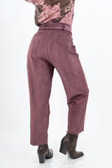 modella indossando Pantalone Velvet Line prugna con fusciacca colore