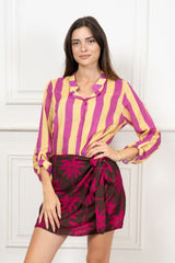 modella indossando Minigonna Portafoglio Fantasia Palme Fucsia Made in Italy colore Marrone-Fucsia Unica