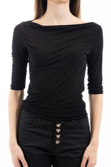 modella indossando Maglia scollo barca in viscosa e seta manica 3/4 Made in Italy colore Nero Unica