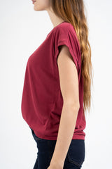 modella indossando Maglia morbida spalla scesa in viscosa elasticizzata coordinabile Made in Italy colore