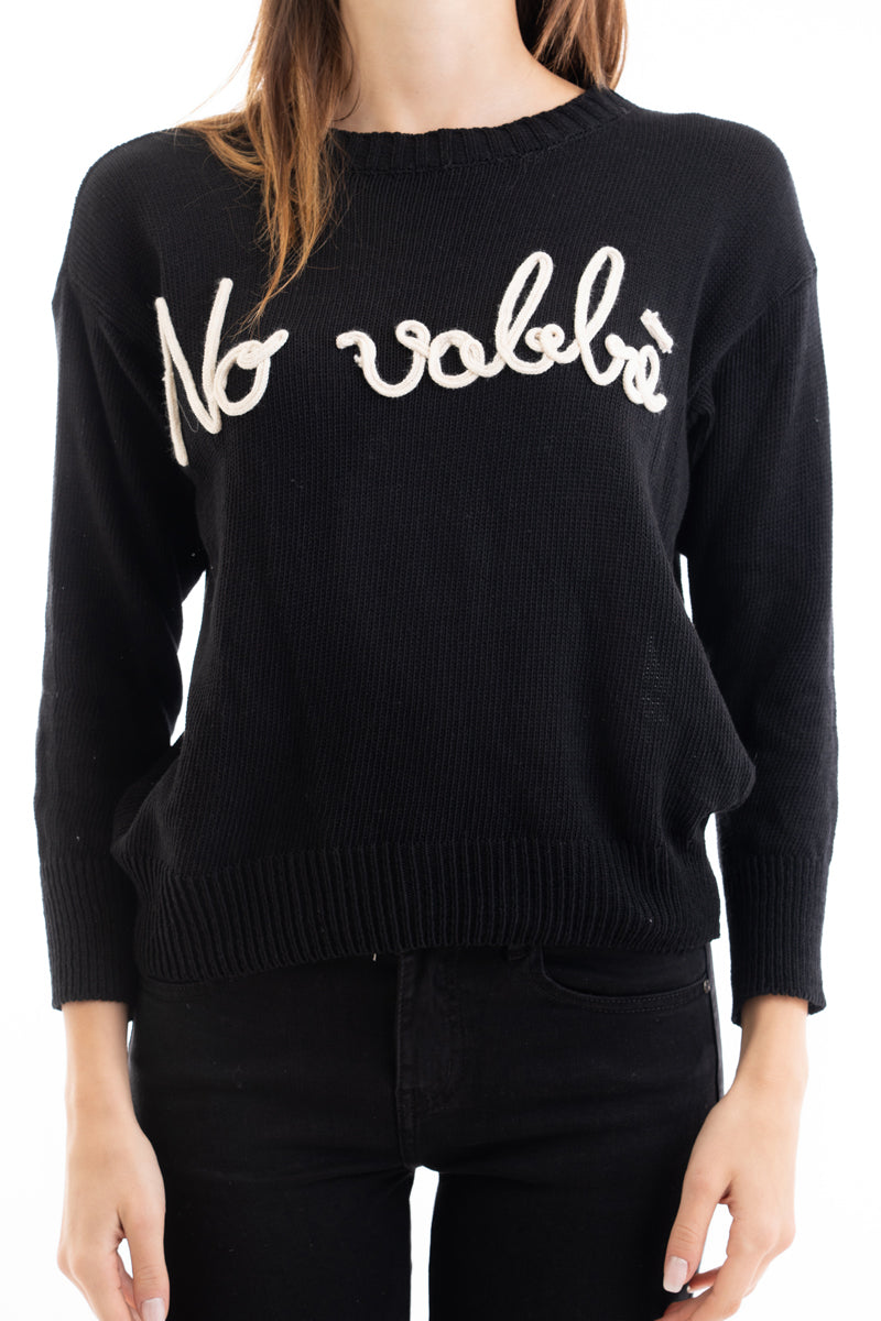 modella indossando Maglia over misto cotone con scritta ricamata “No Vabbé” colore