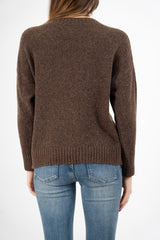 modella indossando Maglione girocollo “No vabbè” in misto lana ricamato colore