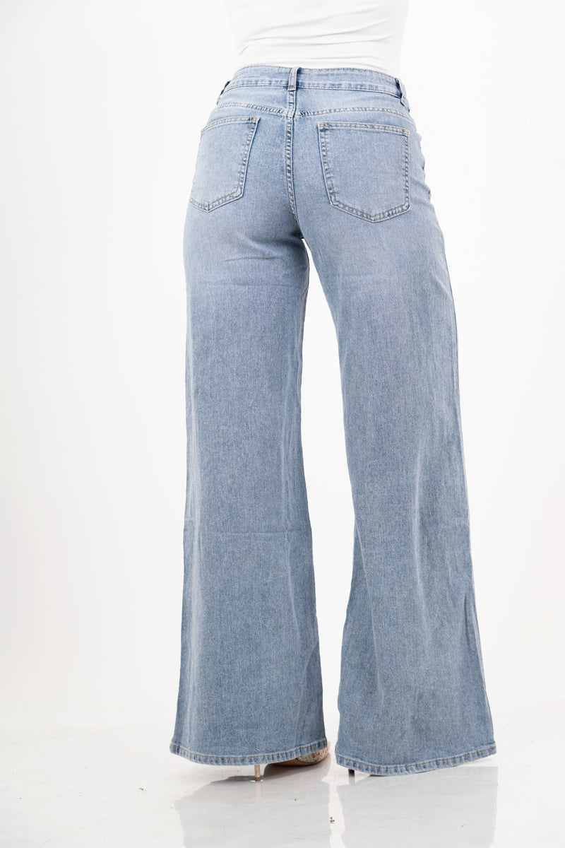 modella indossando Jeans straight morbido in denim elasticizzato colore