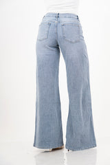 modella indossando Jeans straight morbido in denim elasticizzato colore