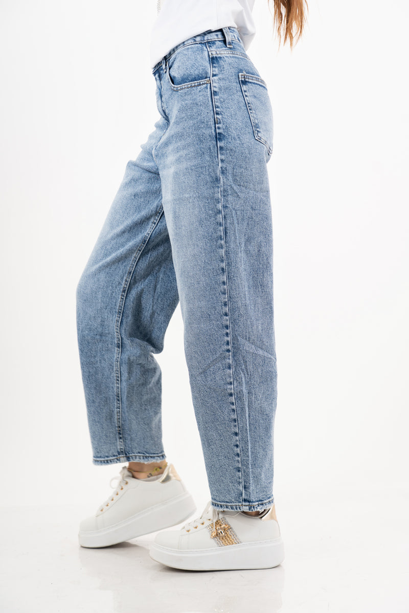 modella indossando Jeans cropped a gamba dritta con spacchetto – denim medio colore Denim Medio