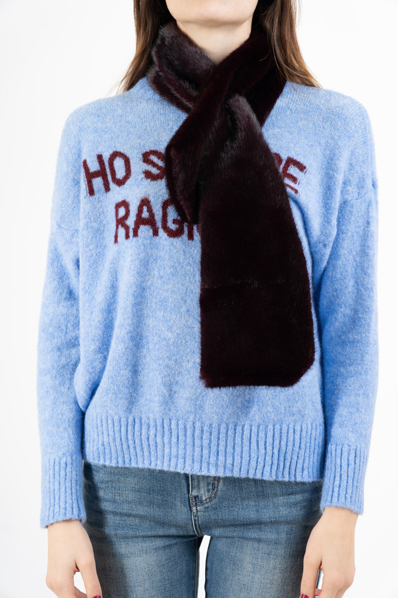 modella indossando Stola in eco-pelliccia morbida colore BORDEAUX Unica