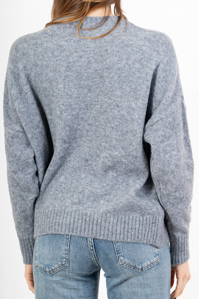 modella indossando Maglia girocollo morbida a spalla scesa in filato caldo colore