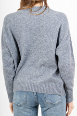 modella indossando Maglia girocollo morbida a spalla scesa in filato caldo colore