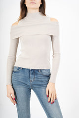 modella indossando Maglia finto twinset a costina con collo alto e spalle scoperte colore Beige Unica