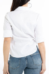 modella indossando Camicia bianca in cotone elasticizzato leggermente avvitata colore