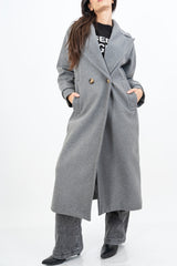 modella indossando Cappotto lungo in panno doppio petto con martingala ai polsi colore