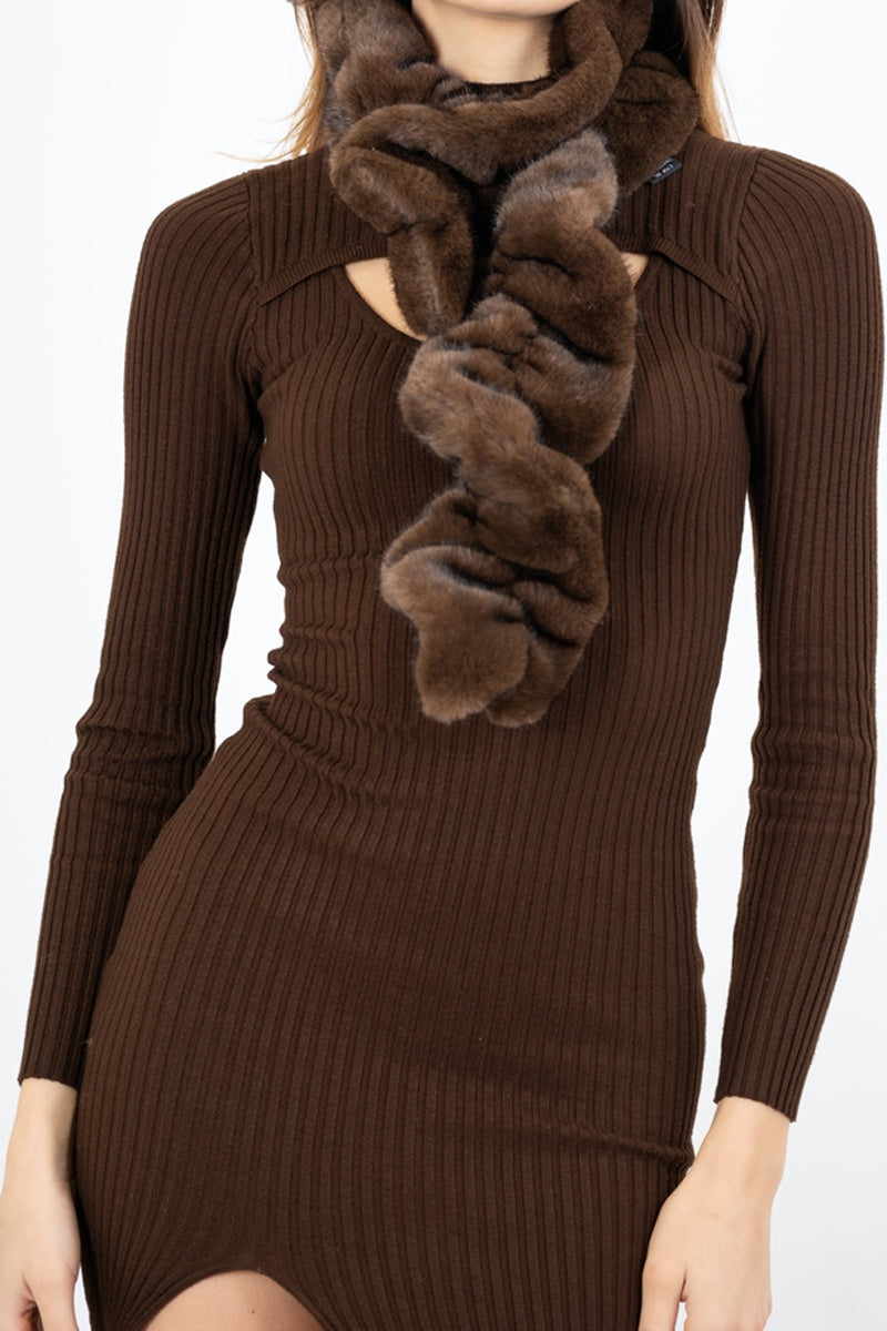 modella indossando Sciarpa in eco pelliccia drappeggiata con asola colore