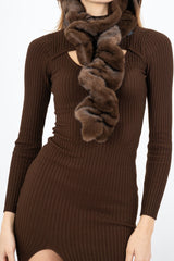 modella indossando Sciarpa in eco pelliccia drappeggiata con asola colore