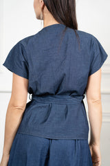 modella indossando Casacca incrociata in chambray con fusciacca colore
