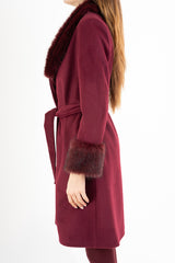 modella indossando Cappotto in panno rigato Bordeaux con collo in pelliccia colore