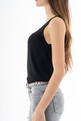 modella indossando Top canotta in filato microcostina di viscosa elasticizzata colore