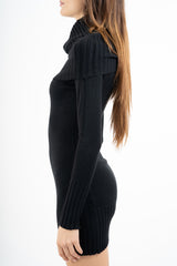 Abito in maglia con collo ampio a coste