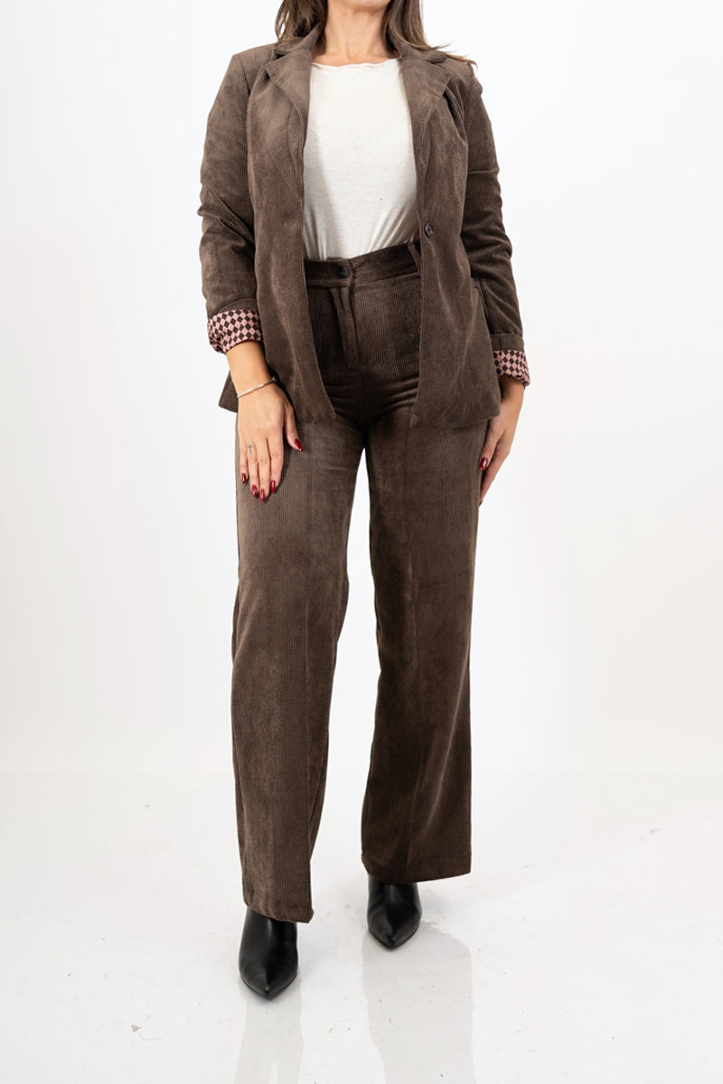 modella indossando Pantalone palazzo in velluto a costine Velvet Line marrone colore