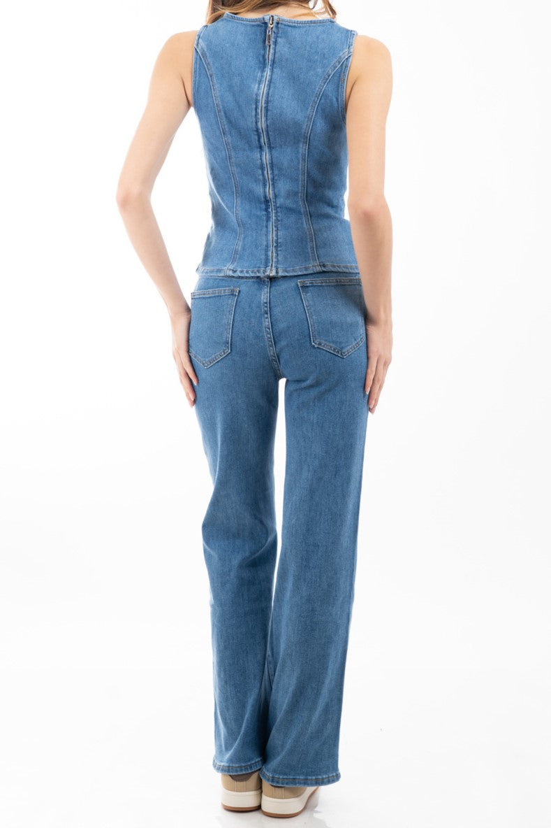 modella indossando Completo in denim elasticizzato con gilet incrociato e pantalone svasato colore