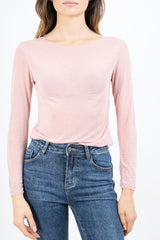 modella indossando Maglia SoftCash in misto viscosa e cashmere colore Rosa Unica