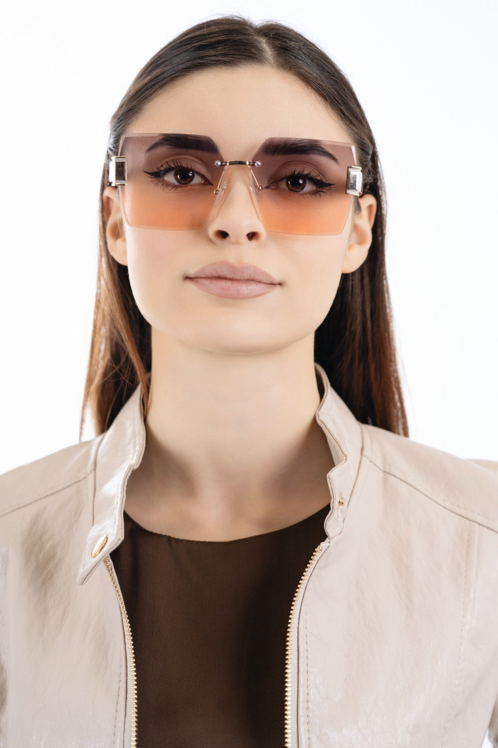 modella indossando Occhiali da sole senza montatura con dettagli oro e protezione UV400 colore Ambra-Fumè