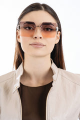 modella indossando Occhiali da sole senza montatura con dettagli oro e protezione UV400 colore Ambra-Fumè