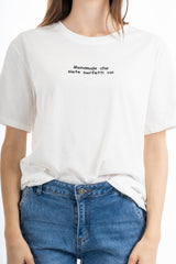 modella indossando T-shirt scritta “Meno male che siete perfette voi” colore Bianco-Nera Unica