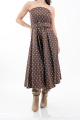 modella indossando Abito midi a pois in cotone elasticizzato con fascia in vita colore Marrone Unica